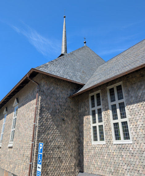 Nylöse kyrka med skiffer på tak och fasad.