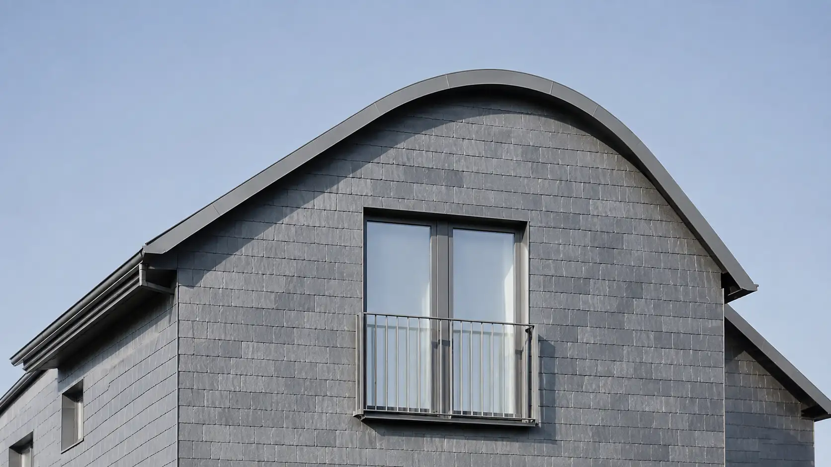 Modernt skifferhus med välvt tak